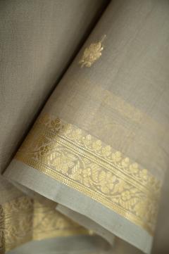 Organza Kadhwa Banarasi Saree with Flower Booti